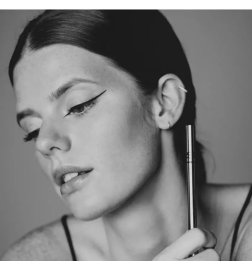 BLACK LINE EYELINER